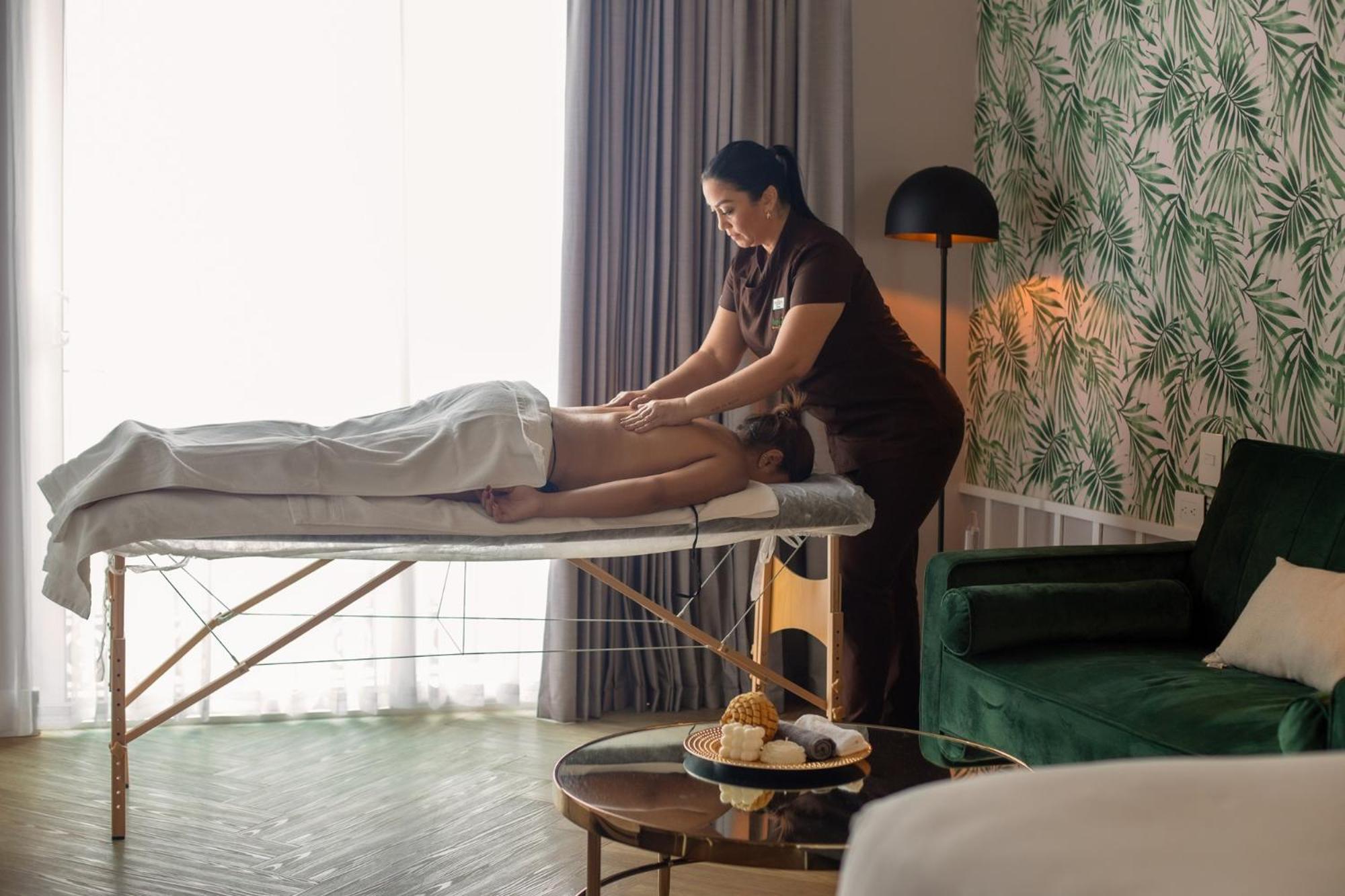 Faranda Collection Barranquilla, A Member Of Radisson Individuals 호텔 바랑키야 외부 사진 A massage therapist at work