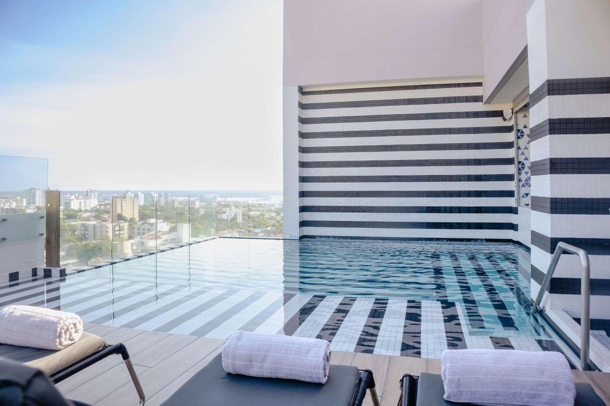 Faranda Collection Barranquilla, A Member Of Radisson Individuals 호텔 바랑키야 외부 사진 The rooftop pool at the hotel