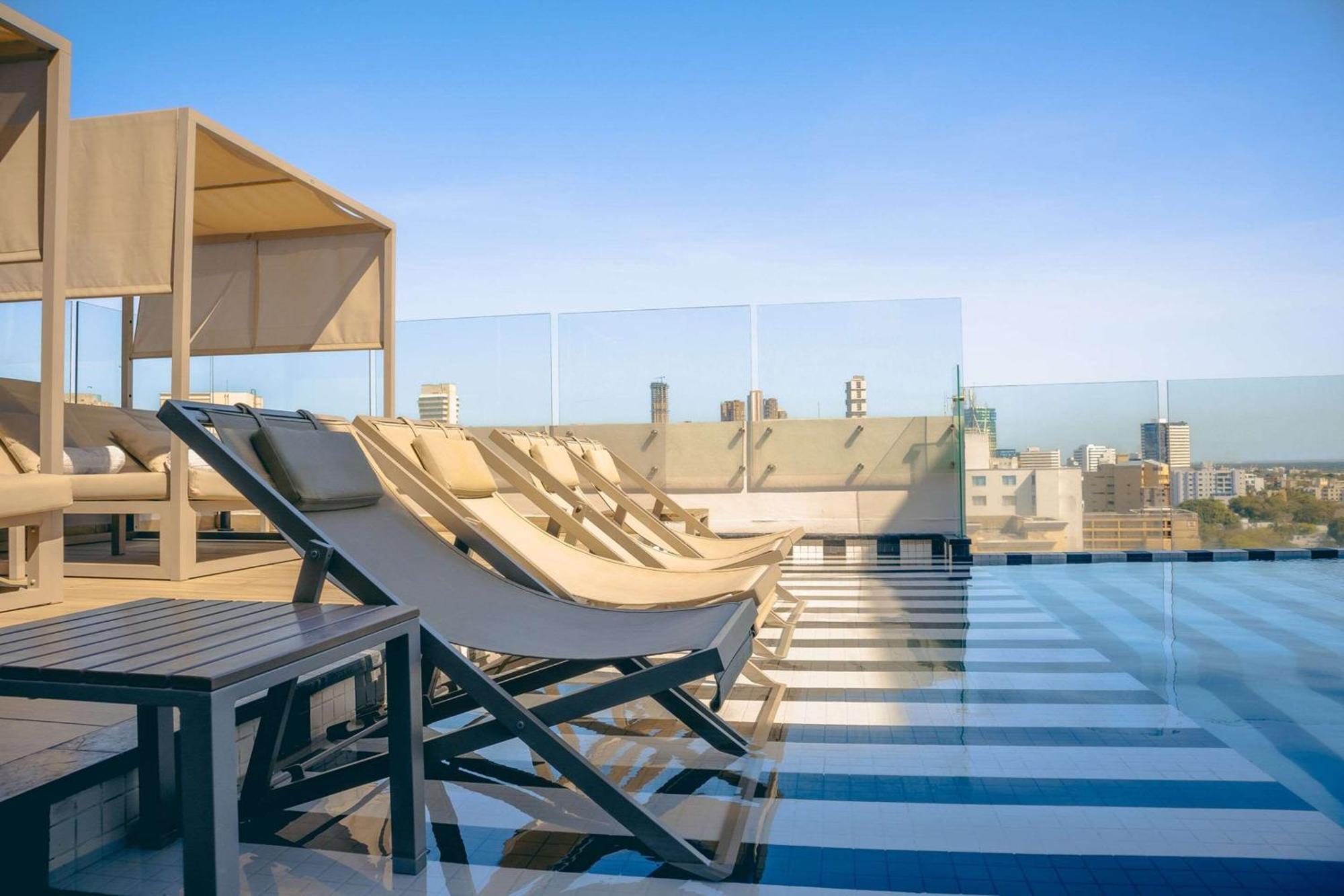 Faranda Collection Barranquilla, A Member Of Radisson Individuals 호텔 바랑키야 외부 사진 Rooftop pool at the hotel